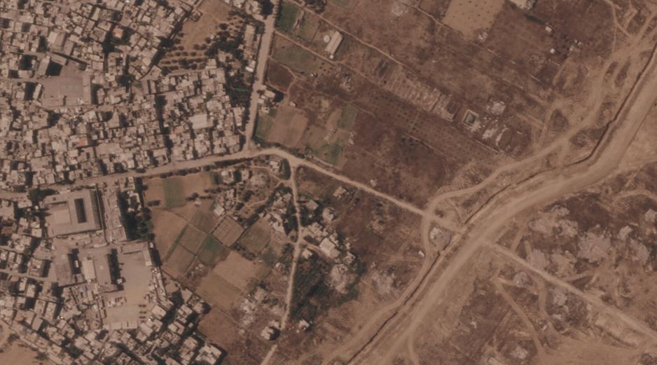 Imagen por satélite que muestra un tramo de una barrera de tierra construida por el ejército israelí, desde el lado derecho de la imagen y hacia abajo, en el centro de la Franja de Gaza, el 1 de julio de 2026. A la izquierda se ve el campo de refugiados de Maghazi, y al otro lado casas demolidas por el ejército. AP/Planet Labs PBC via AP)