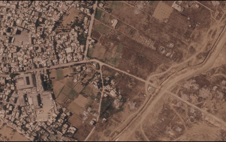 Imagen por satélite que muestra un tramo de una barrera de tierra construida por el ejército israelí, desde el lado derecho de la imagen y hacia abajo, en el centro de la Franja de Gaza, el 1 de julio de 2026. A la izquierda se ve el campo de refugiados de Maghazi, y al otro lado casas demolidas por el ejército. AP/Planet Labs PBC via AP)