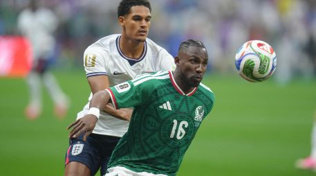 Durante una sesión de tatuaje, el goleador de la Selección Mexicana, Julián Quiñones, reaccionó a su cambio en el partido ante Inglaterra. IMAGO 7