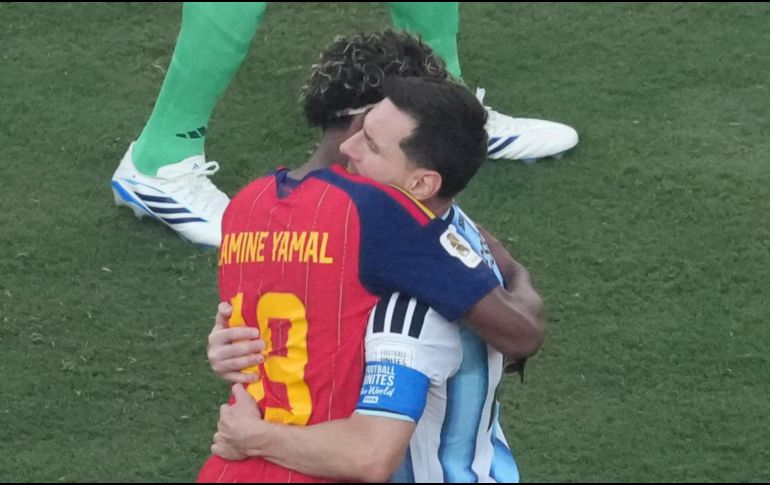 Un joven Messi posó bañando a un bebé de seis meses que terminaría siendo su sucesor futbolístico: Lamine Yamal. EFE / ARCHIVO
