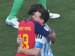 Un joven Messi posó bañando a un bebé de seis meses que terminaría siendo su sucesor futbolístico: Lamine Yamal. EFE / ARCHIVO