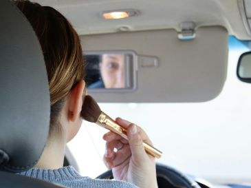 Además de recurrir a esta técnica de maquillaje, mantener buenos hábitos de descanso y cuidado de la piel puede mejorar la apariencia de las ojeras a largo plazo. ESPECIAL