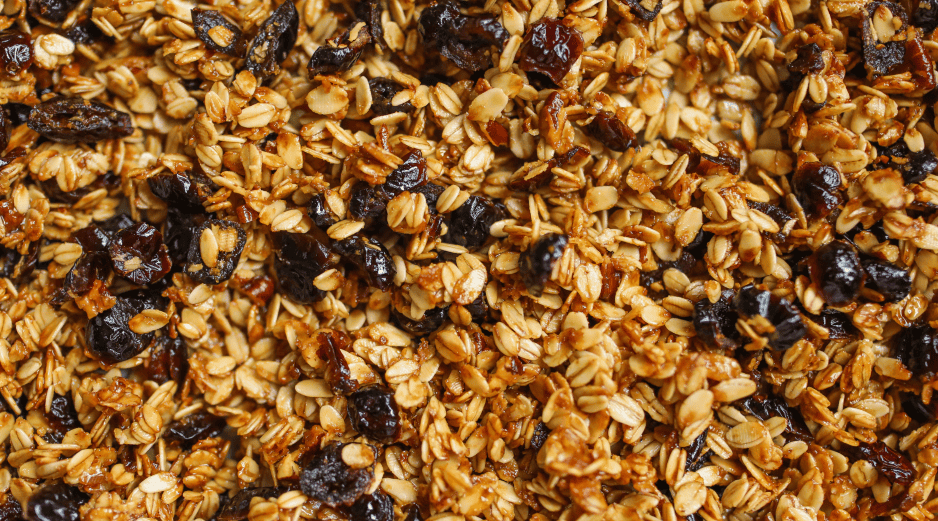 Aunque la granola no es un alimento perjudicial, siempre es mejor consumirla en bajas porciones. ESPECIAL/Canva