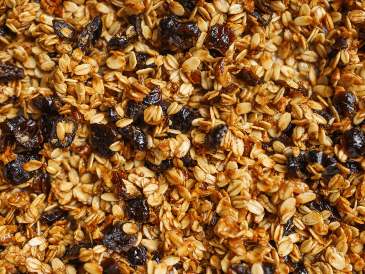 Aunque la granola no es un alimento perjudicial, siempre es mejor consumirla en bajas porciones. ESPECIAL/Canva