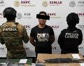 En una primera intervención las fuerzas de seguridad capturaron a Yanet "N", además de asegurar armamento, droga y cargadores. ESPECIAL/Fiscalía de Colima