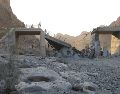 Gente de pie en un puente destruido tras un ataque en lap provincia de Hormozgan, en el sur de Irán. AP/A. Khorgooi
