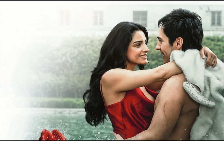 Aislinn Derbez y Mauricio Ochmann. Los actores dan vida a Esmeralda y Manuel, dos personas que vuelven a encontrarse después de años de separación. ESPECIAL