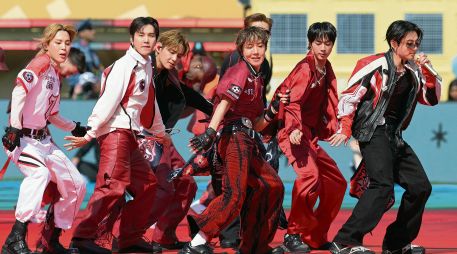 BTS. Los integrantes del grupo surcoreano actuaron durante la final del Mundial de Futbol de 2026. AFP