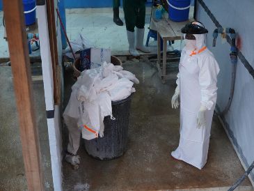 Un trabajador sanitario, en un centro de tratamiento de ebola en Bunia, República Democrática del Congo. AP/ P. Heri