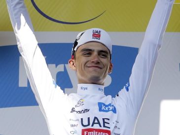 Isaac del Toro mantiene una ventaja de 20 segundos sobre el francés Paul Seixas, quien será su principal rival en la lucha por el tercer lugar durante el recorrido por los Alpes. EFE / G. Horcajuelo