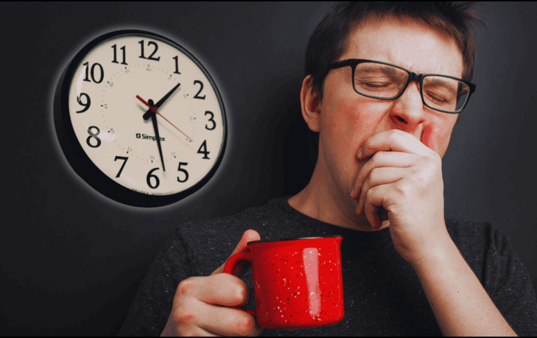 Durante la semana laboral, las personas suelen acumular una deuda de sueño significativa debido a las incesantes exigencias profesionales y las múltiples responsabilidades personales diarias. ESPECIAL / CANVA