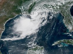 Fotografía satelital cedida este miércoles por la Oficina Nacional de Administración Oceánica y Atmosferica (NOAA) a través del Centro Nacional de Huracanes (NHC) que muestra la localización de la tormenta tropical Bertha entrando por el sureste del estado de Luisiana. EFE/ NOAA-NHC