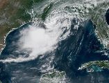 Fotografía satelital cedida este miércoles por la Oficina Nacional de Administración Oceánica y Atmosferica (NOAA) a través del Centro Nacional de Huracanes (NHC) que muestra la localización de la tormenta tropical Bertha entrando por el sureste del estado de Luisiana. EFE/ NOAA-NHC