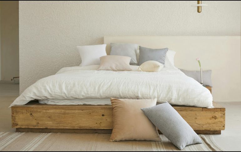 las almohadas absorben diariamente humedad proveniente de los aceites naturales de la piel. UNSPLASH / DECONOVO