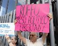 Unas 300 personas se concentraron ayer frente a las instalaciones de la Fiscalía General de la República en Tijuana, Baja California, para protestar por la detención de Ernesto "N". SUN/A. Melo