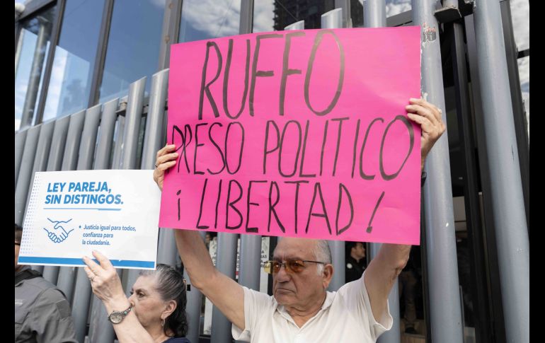 Unas 300 personas se concentraron ayer frente a las instalaciones de la Fiscalía General de la República en Tijuana, Baja California, para protestar por la detención de Ernesto 