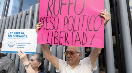 Unas 300 personas se concentraron ayer frente a las instalaciones de la Fiscalía General de la República en Tijuana, Baja California, para protestar por la detención de Ernesto 