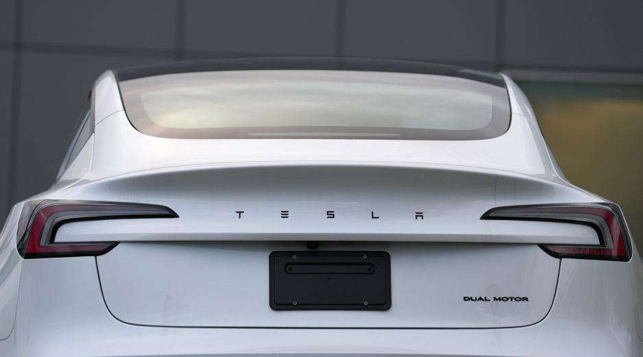 Tesla reportó un ingreso neto de mil 110 millones de dólares, o 32 centavos por acción, en su último informe trimestral. AP/ARCHIVO