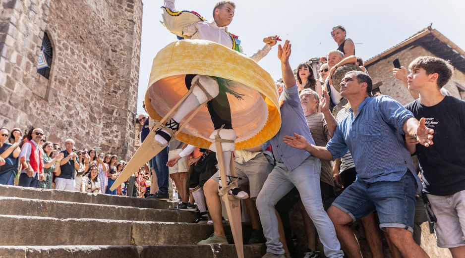 La danza sobre zancos no es exclusiva de España; es una expresión cultural compartida a nivel global que ha ganado reconocimiento internacional. EFE / R. Manzanares