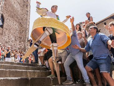 La danza sobre zancos no es exclusiva de España; es una expresión cultural compartida a nivel global que ha ganado reconocimiento internacional. EFE / R. Manzanares