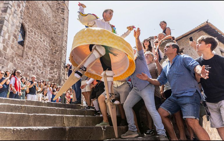 La danza sobre zancos no es exclusiva de España; es una expresión cultural compartida a nivel global que ha ganado reconocimiento internacional. EFE / R. Manzanares