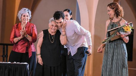 Entrega de un reconocimiento a la Maestra Sonia Salcedo por su aporte a la educación artística en Jalisco, en 2024. CORTESÍA