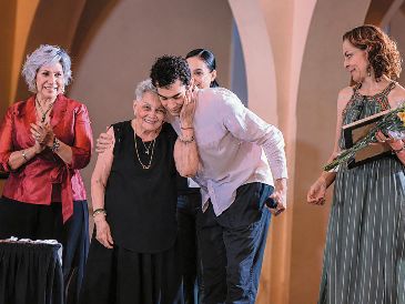 Entrega de un reconocimiento a la Maestra Sonia Salcedo por su aporte a la educación artística en Jalisco, en 2024. CORTESÍA