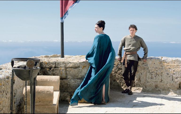 En la escena aparecen Anne Hathaway interpretando a Penélope y Tom Holland como su hijo Telémaco. CORTESÍA