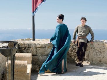En la escena aparecen Anne Hathaway interpretando a Penélope y Tom Holland como su hijo Telémaco. CORTESÍA