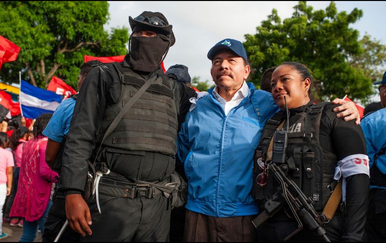 Policías nicaragüenses se toman una foto con el presidente Daniel Ortega en Masaya, Nicaragua, el 13 de julio del 2018. AP/C. Venegas