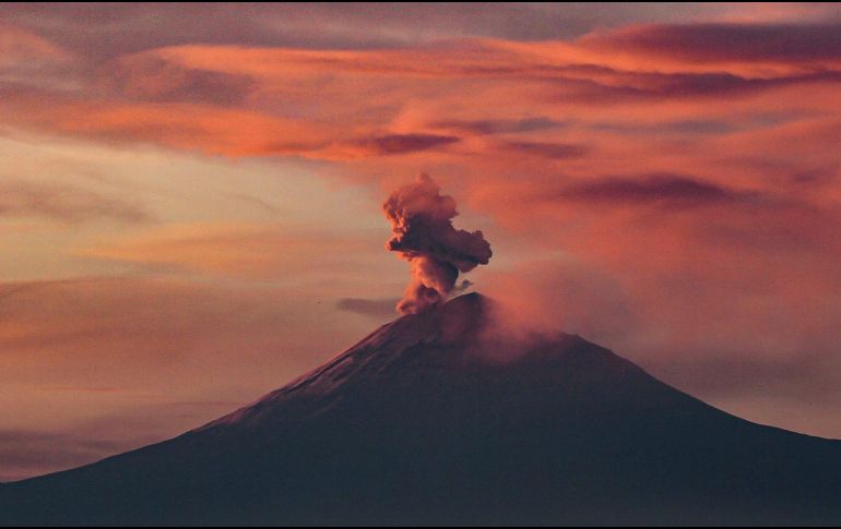 Emisión continua de vapor y gases en el volcán Popocatépetl, bajo permanente monitoreo del Cenapred en Amarillo Fase 2. NTX / ARCHIVO
