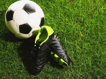 El Tri juvenil quiere conseguir uno de los cuatro boletos en disputa para la Copa Mundial de la categoría, misma que se celebrará en Azerbaiyán y Uzbekistán en 2027, además de un pase a los Juegos Olímpicos de Los Ángeles 2028. ESPECIAL / CANVA