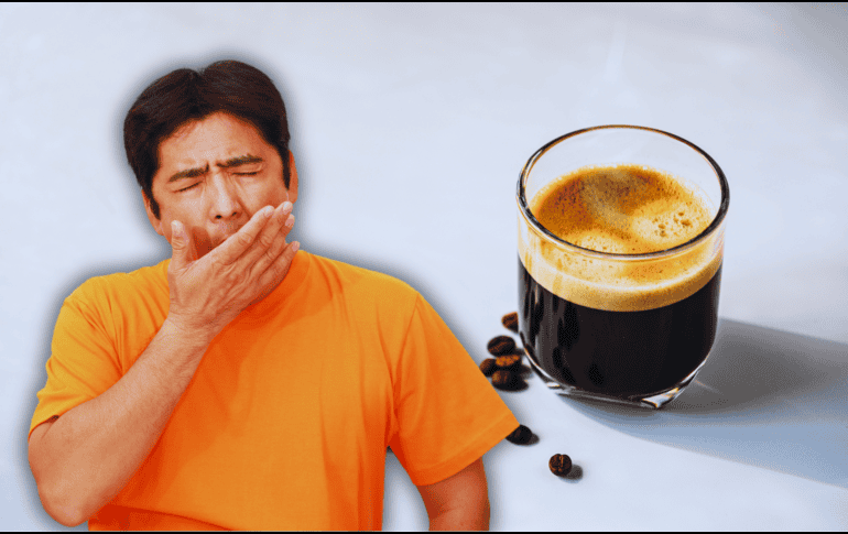 Alternar cada taza con un vaso de agua y evitar los azúcares añadidos es la mejor estrategia para prevenir este paradójico cansancio. ESPECIAL / CANVA