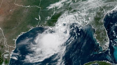 Ante las posibles amenazas de inundaciones, NHC subraya la necesidad de mantener la precaución en las zonas costeras de Texas y Luisiana a medida que el sistema avanza hacia el interior. EFE/NHC Cortesía