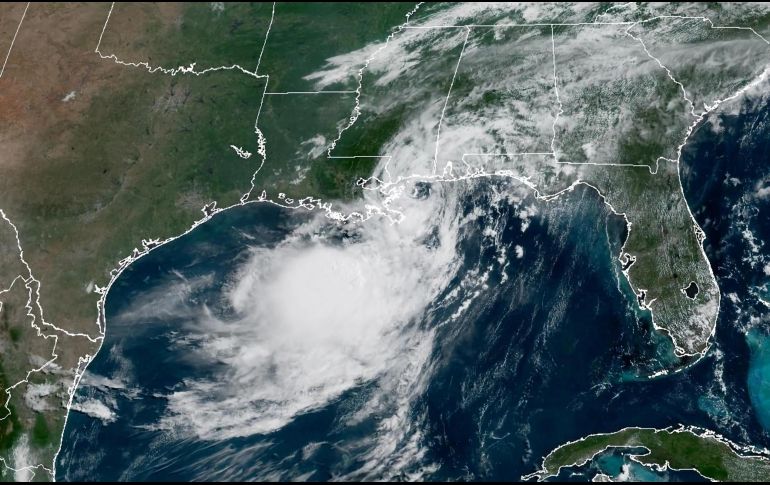 Ante las posibles amenazas de inundaciones, NHC subraya la necesidad de mantener la precaución en las zonas costeras de Texas y Luisiana a medida que el sistema avanza hacia el interior. EFE/NHC Cortesía