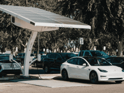 La necesidad de hacer una inversión compartida es evidente ante el rezago de la infraestructura actual donde cada vez hay más vehículos eléctricos. CANVA