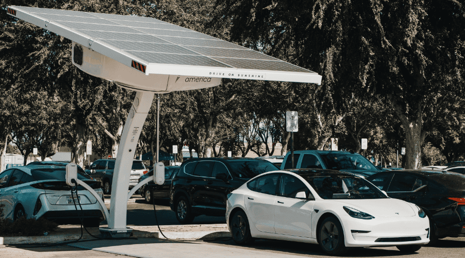 La necesidad de hacer una inversión compartida es evidente ante el rezago de la infraestructura actual donde cada vez hay más vehículos eléctricos. CANVA