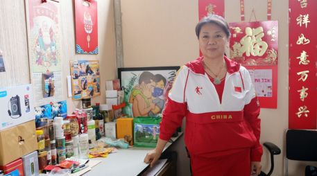 Ma Jin elevó sus ingresos mensuales con apoyos adicionales y ahora busca obtener una pensión vitalicia en México. ESPECIAL/ CONADE.