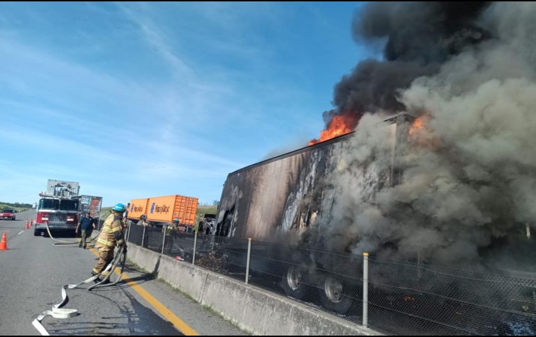 Uno de los tractocamiones involucrados se incendió por el impacto. ESPECIAL