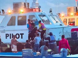 Pescadores y familiares de las víctimas se unieron a los trabajos de búsqueda de cuerpos. EFE/Presidencia de Guyana