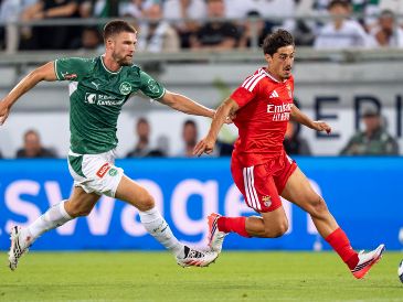 Gouveia (derecha) jugó ayer con Benfica el partido de la fase de clasificación de la Europa League ante el St. Gallen de Suiza. EFE/C. Thoma