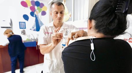 La población puede acudir a cualquier centro de salud en el estado para reforzar su esquema de vacunación. ESPECIAL