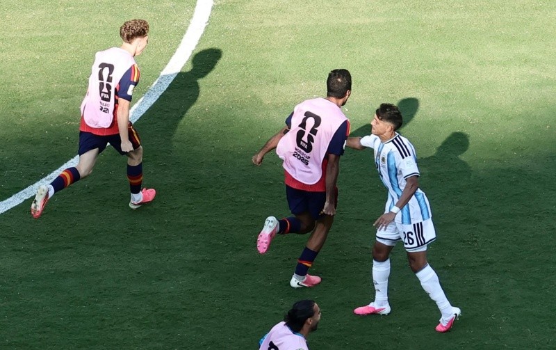 Rodri Hernández recibió un golpe en el estómago cuando pasaba corriendo junto a Nahuel Molina. EFE / ARCHIVO
