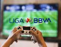 Este día se confirmó la firma de un acuerdo multianual entre EA Sports y la Liga MX, con el que el futbol mexicano volverá a estar presente en la franquicia a partir de EA Sports FC27. ESPECIAL / CANVA