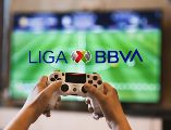 Este día se confirmó la firma de un acuerdo multianual entre EA Sports y la Liga MX, con el que el futbol mexicano volverá a estar presente en la franquicia a partir de EA Sports FC27. ESPECIAL / CANVA