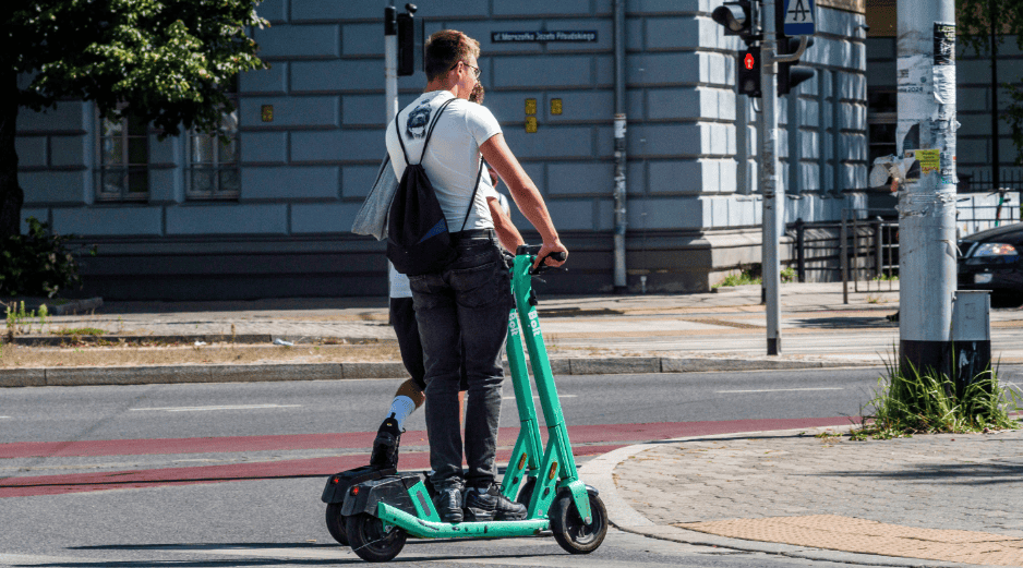 La urgencia por implementar el registro y regularización de la Semovi se fundamenta en el drástico aumento de incidentes viales, pues en los últimos 5 años, los accidentes con scooters, bicicletas y motocicletas eléctricas en la CDMX se incrementaron más de 10 veces. CANVA