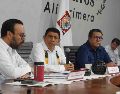 En conferencia de prensa el gobernador de Oaxaca, Salomón Jara, aseguró que no solicitará licencia al cargo para garantizar la independencia en la investigación del caso Alejandro Leyva. SUN/E. Hernández