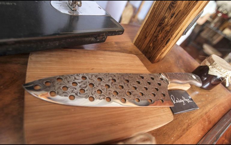 Cada cuchillo representa una obra artesanal única, ya que combina materiales resistentes, un cuidadoso proceso de fabricación y acabados elaborados con gran atención al detalle. EL INFORMADOR  / ARCHIVO