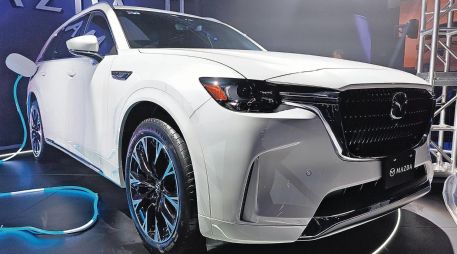 Mazda CX-90.  La batería se recarga por completo en dos horas y 20 minutos en una estación de nivel dos. ESPECIAL