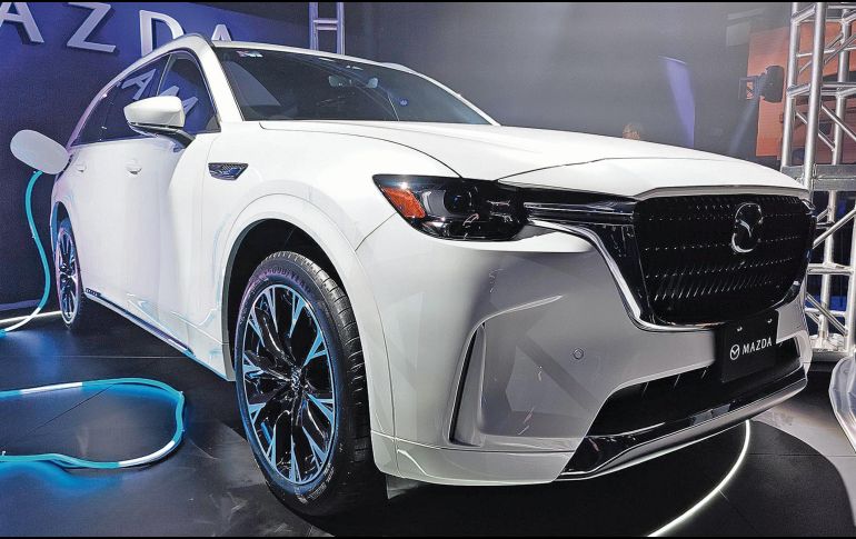Mazda CX-90.  La batería se recarga por completo en dos horas y 20 minutos en una estación de nivel dos. ESPECIAL